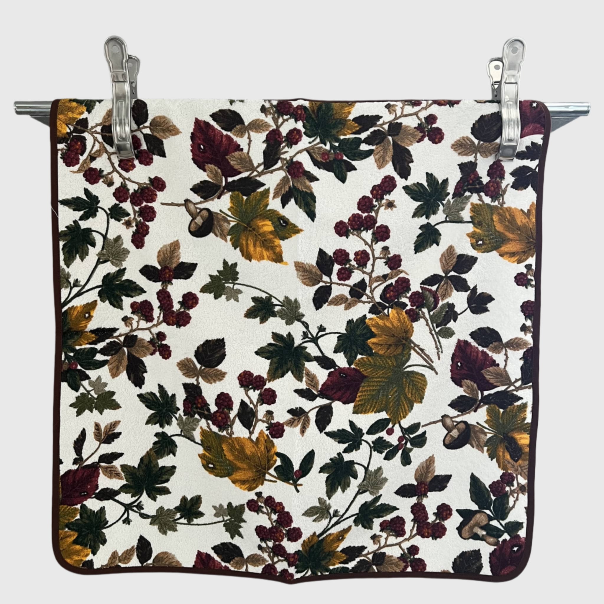 Square towel with autumn floral and leafs pattern